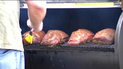 SmokingPit.com - Hickory Smoked Pulled BBQ Beef -  Roast Beef -  Beef recipes and how to videos on  slow cooking on the Traeger texas smoker grill.  Smoking meats information and Treager Pellets Tacoma WA Washinton SmokingPit.com