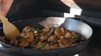 SmokingPit.com - Cajun Shrimp Tacos  Cookied on the Scottsdale Santa Maria style Grill. - Cooking the shrimp.