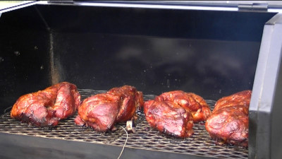 SmokingPit.com - Yoder YS640 - Smoked hickory & apple wood pork butts for pulled pork. Great pork barbeque with a sweet and smokey dry rub. Tacoma WA Washington