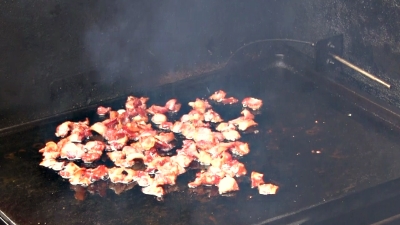 SmokingPit.com - Dungeness crab meat, bacon, garlic, green onion, gree pepper and postatoes fried with Creole seasoning. Cooking bacon.