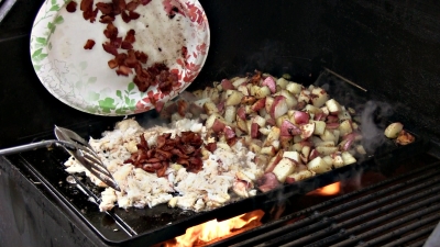 SmokingPit.com - Dungeness crab meat, bacon, garlic, green onion, gree pepper and postatoes fried with Creole seasoning. Adding bacon!