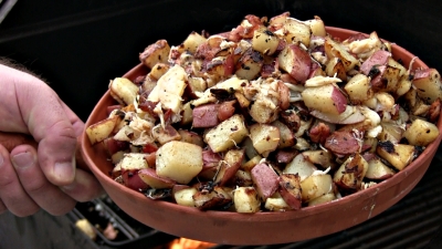 SmokingPit.com - Dungeness crab meat, bacon, garlic, green onion, gree pepper and postatoes fried with Creole seasoning. The money shot.