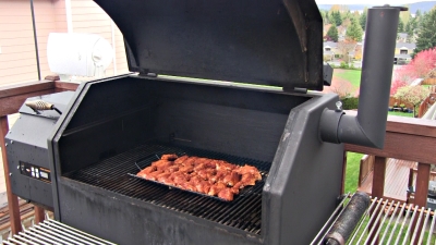 SmokingPit.com - Habanero Death Dust and Mad Hunky Hot Whang chicken wings. Cooking